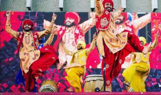 我在东北挖泥巴的歌名 印度神曲东北玩泥巴