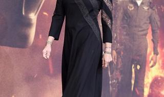 施瓦辛格和一个女的跳舞💃嘴里叼着一只玫瑰花,是什么电影 阿诺德施瓦辛格电影